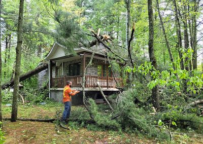 Arbre tombé sur une maison - Abattage d'arbre à Lanaudière - Abattage d'arbre Expert