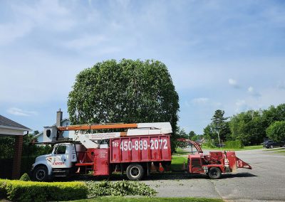 Camion avec déchiqueteuse de branches - Service de déchiquetage de bois et de branche dans la grande région de Lanaudière - Abattage Arbre Expert
